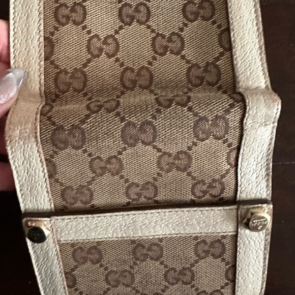 Gucci Bi-Fold Cream/Beige Monogram Wallet - Picture 13 of 13